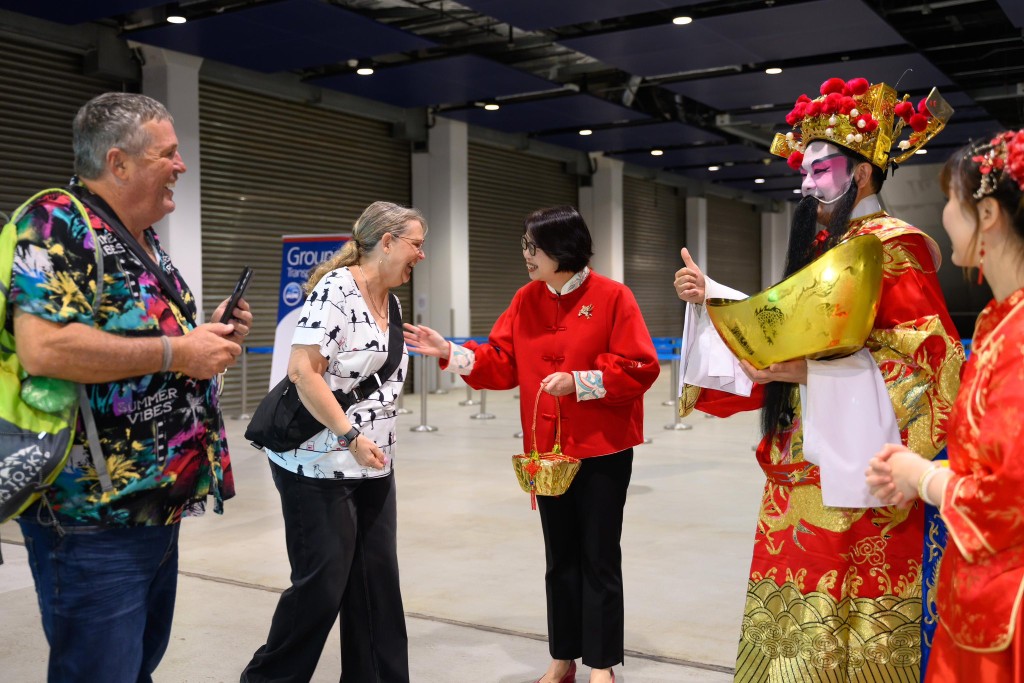 年初一，旅遊事務專員張馮泳萍親臨啟德郵輪碼頭，向旅客和市民送上新年祝福。文體旅局fb