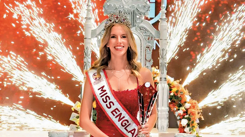 「英格蘭小姐」比賽日前誕生首名公開承認是同性戀的冠軍Grace Richardson。她透露在學校時因性取向受欺凌。 