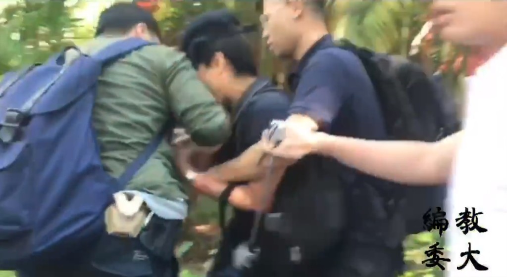 便衣警員制服一名婦人。教大編委會截圖