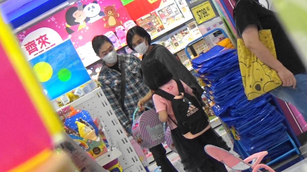 月前，黃貫中夫婦帶囡囡買玩具。