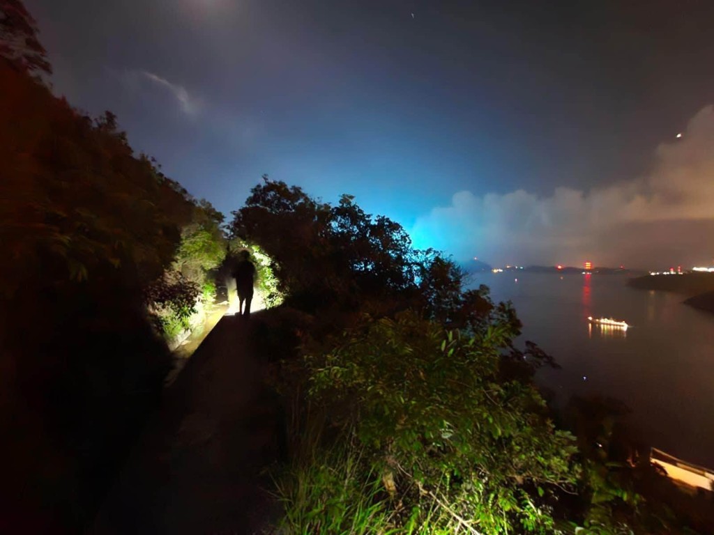 警方重點巡查港島南區水域一帶鄰近屋苑的山坡與密林。 警方重點巡查港島南區水域一帶鄰近屋苑的山坡與密林。