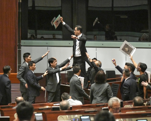 新華社發表評論文章,批評反對派議員阻撓破壞,導致林鄭月娥中斷發表施政報告,形容是「立法會內的暴徒」。 資料圖片