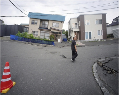 地震導致多楝房屋受損。AP 