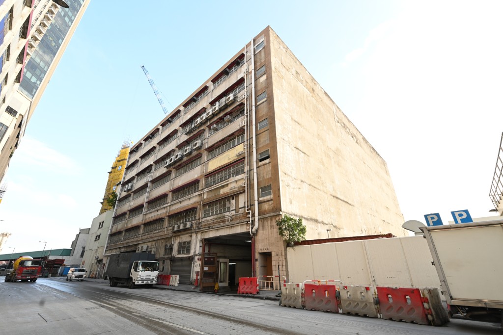 粉嶺縱橫二千貨倉大廈全幢，由內地物流公司以3.8億承接。