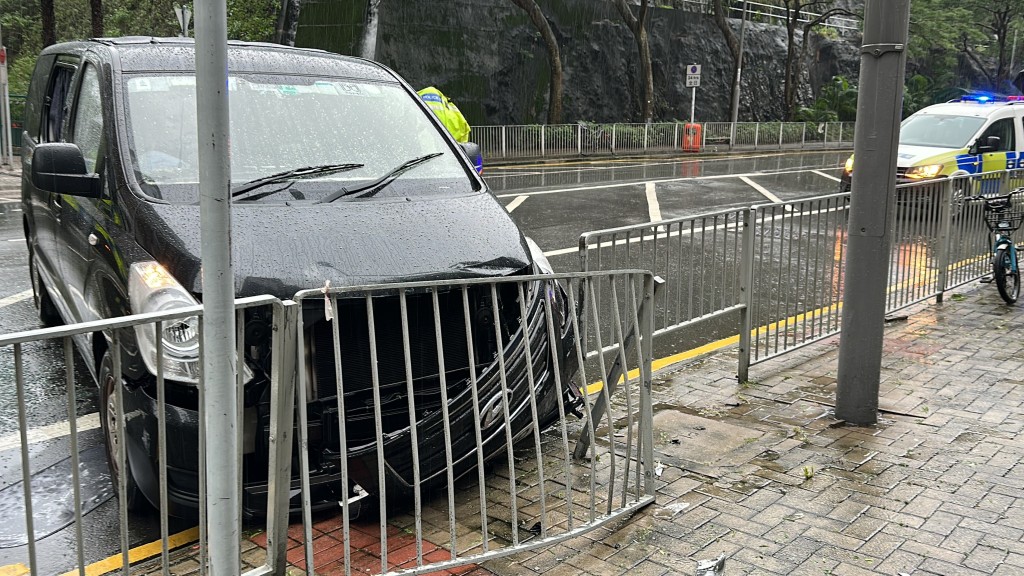 七人車失控撞鐵欄。劉漢權攝