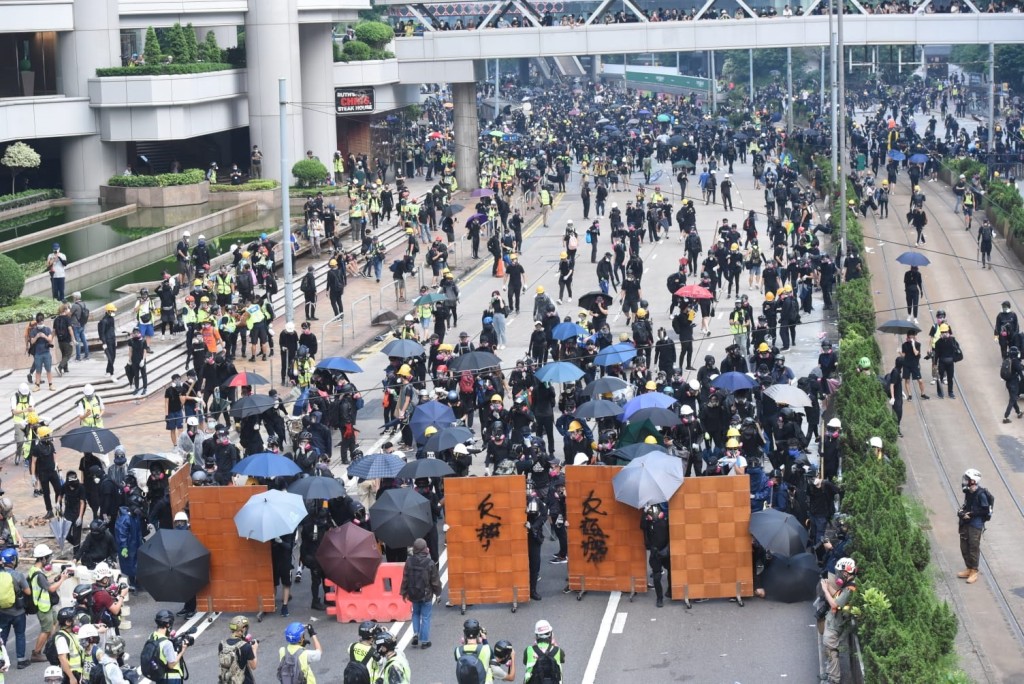 當日大批示威者在政府總部外堵路。資料圖片