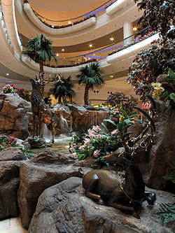 初时商场整体以「购物公园」作为设计概念，设有花卉石林及人工迷你瀑布，