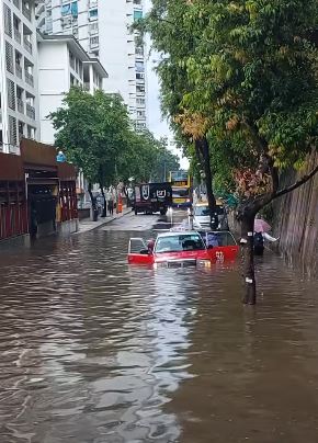 的士大半車身被浸在水中。網片截圖