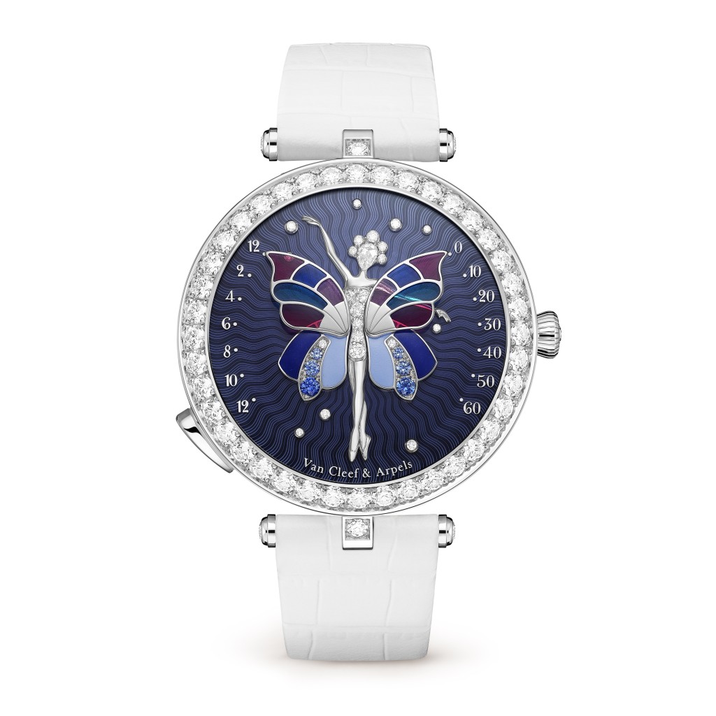 Lady Arpels Ballerine Enchantée腕錶，靈感啟發自俄羅斯芭蕾舞伶Anna Pavlova，她夢想一生如蝴蝶般飛舞。白金配彩繪玻璃琺瑯的翅膀，疊放於鑲有鑽石、藍寶石及內填琺瑯的芭蕾舞裙上，按下8點位的按鈕，翅膀揚起並指向兩旁的時、分刻度，即可讀 時，幾秒後翅膀會回到原位。