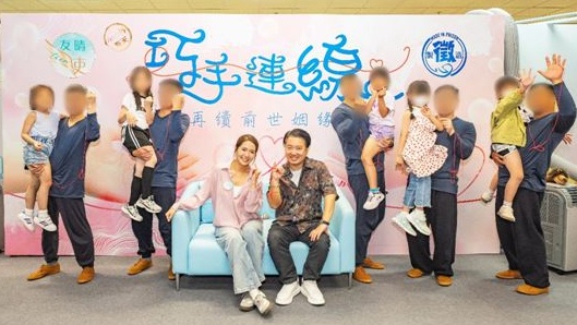 社區參與助更生委員會委員(右七)王賢訊和梁敏巧，與五對在囚父親及他們的女兒，以別開生面的方式，提早慶祝父親節。