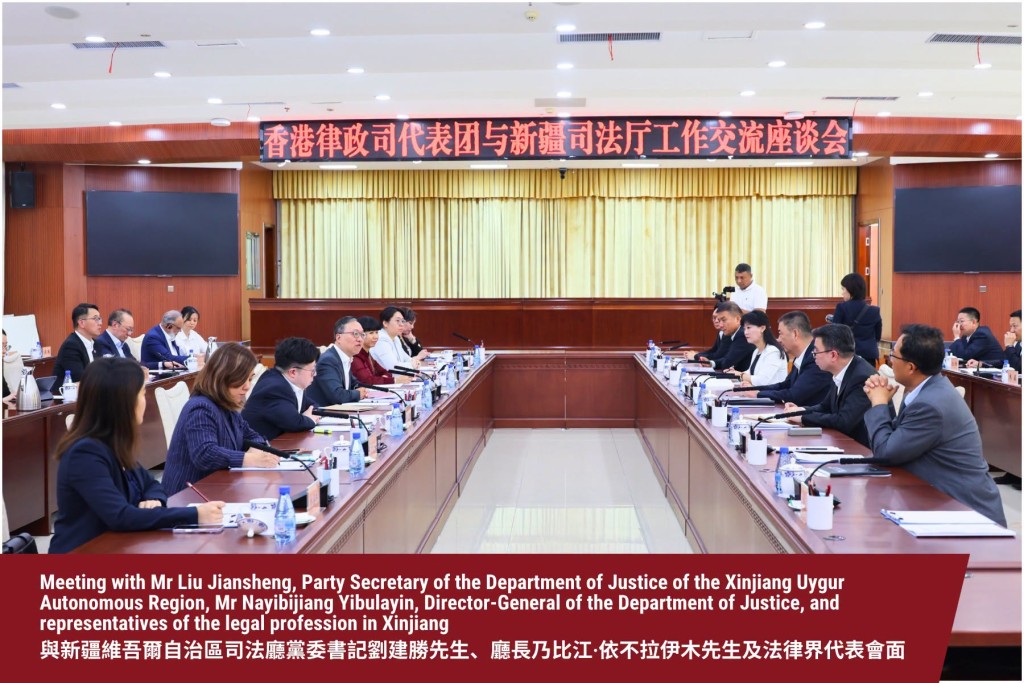 代表團與自治區司法廳黨委書記劉建勝、廳長乃比江·依不拉伊木及當地法律界代表舉行座談會。 代表團與自治區司法廳黨委書記劉建勝、廳長乃比江·依不拉伊木及當地法律界代表舉行座談會。