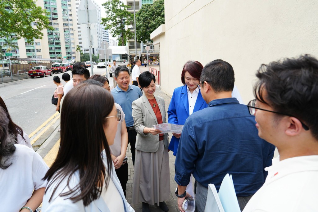 何永賢上星期三（2日）與民建聯立法會議員李慧琼、九龍城區議員吳奮金、陳治華、左匯雄，以及民建聯九龍城社區主任邵天虹，一同到愛民邨實地交流，探討如何提升居民幸福感。何永賢fb