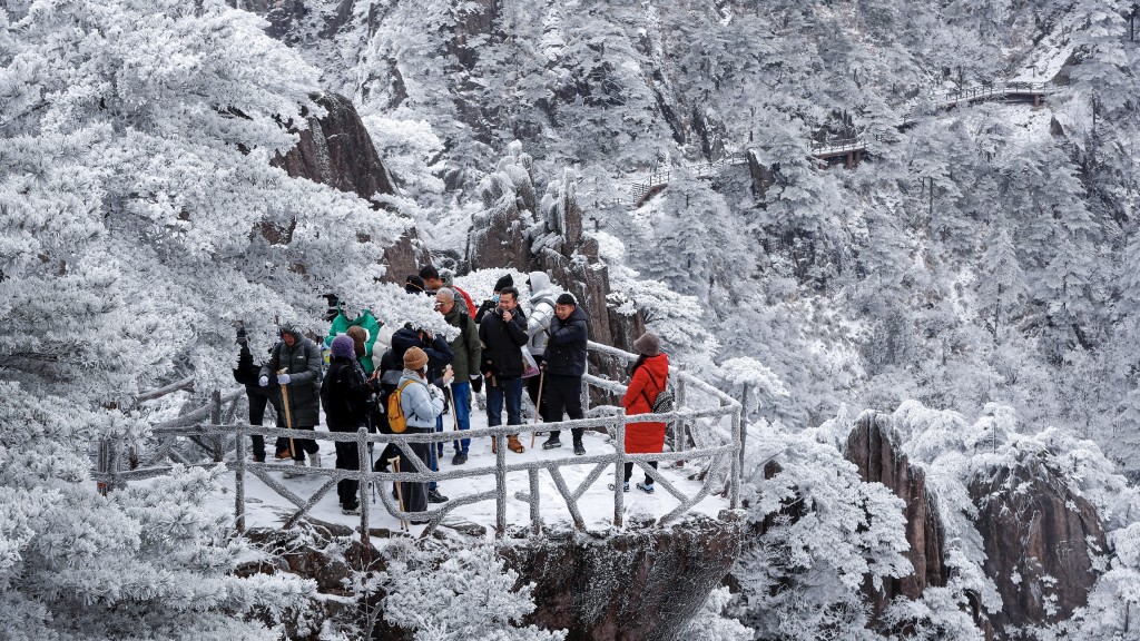 遊客在黃山風景區欣賞雪景。 新華社