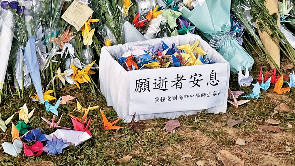 「花壇」關閉前夕，仍有不少市民在廣福休憩處獻花，或摺紙鶴哀悼死難者。