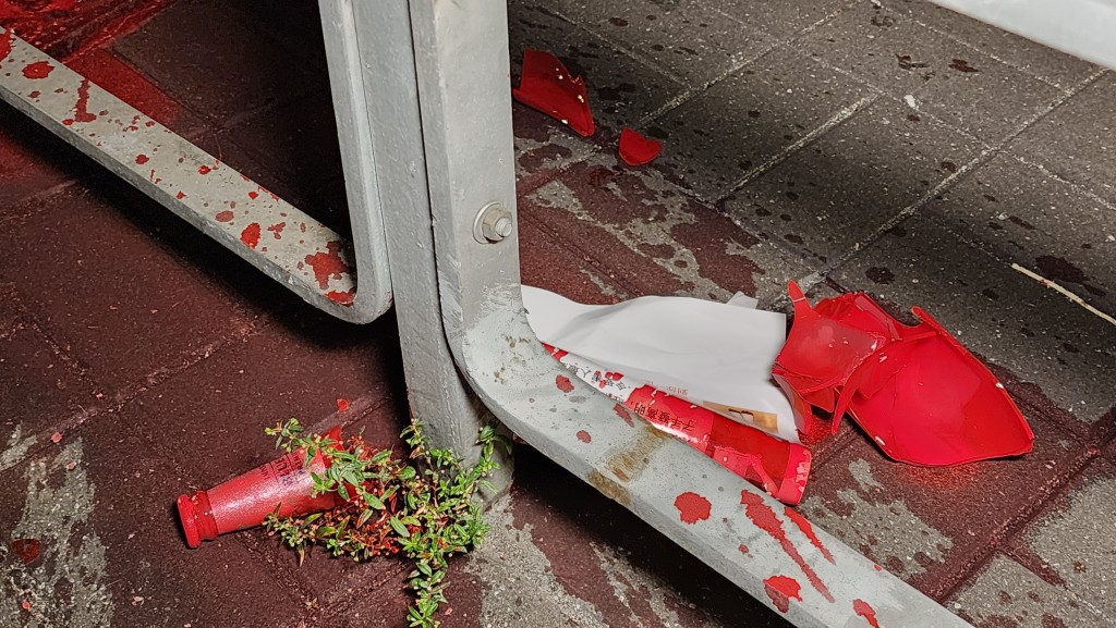 地上遺下玻璃樽碎片。 地上遺下玻璃樽碎片。