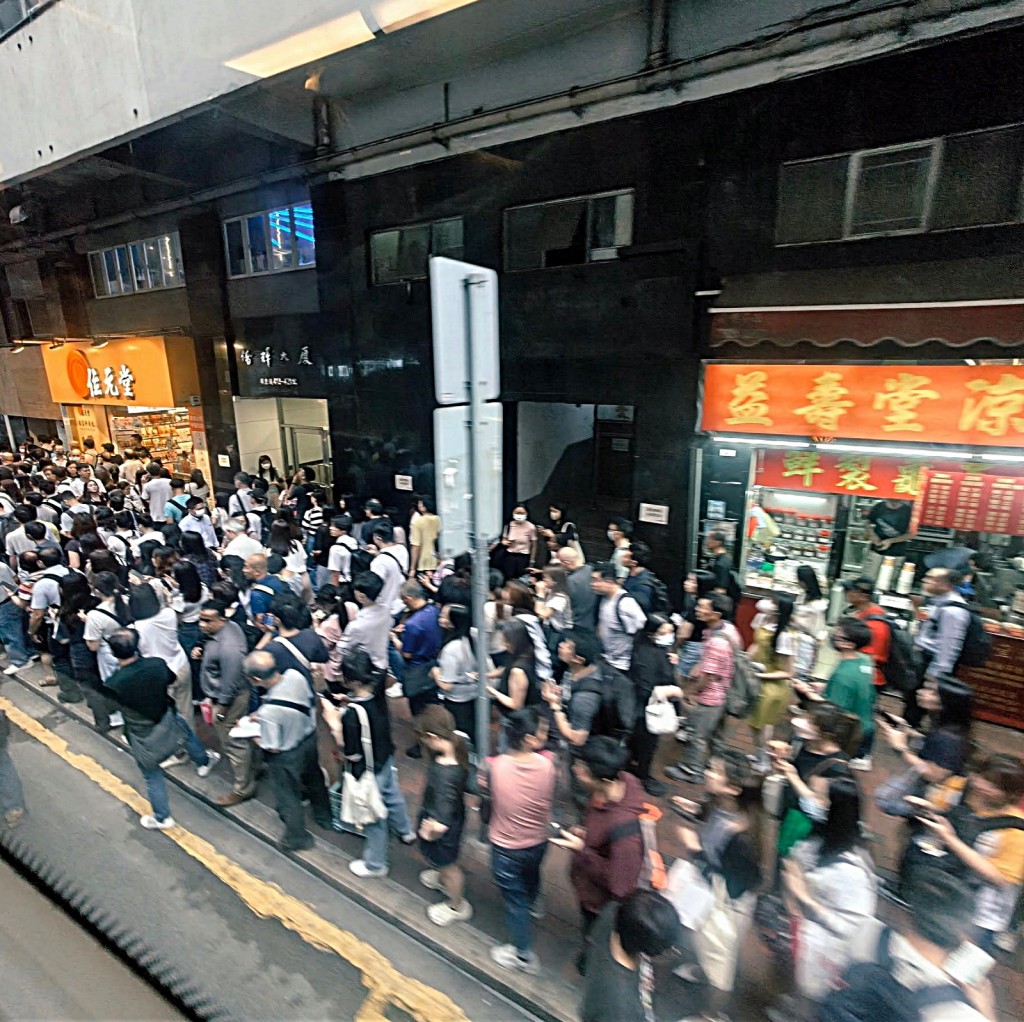 北角巴士站人頭湧湧。網圖 北角巴士站人頭湧湧。網圖