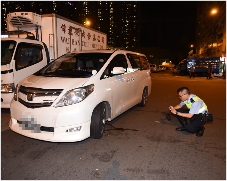 女童被困私家車車底,由消防員救出。