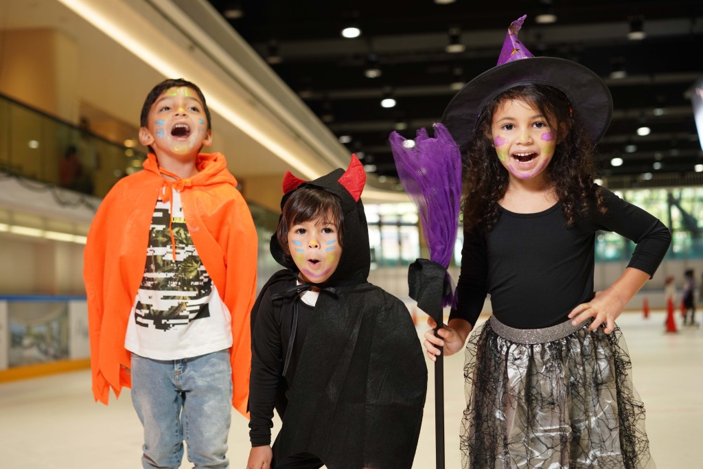 愉景湾溜冰场一连三日举行万圣节哗鬼溜冰派对。