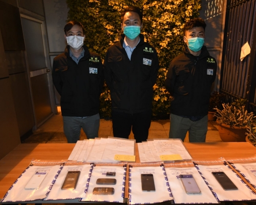警方展示案中部分證物。 資料圖片
