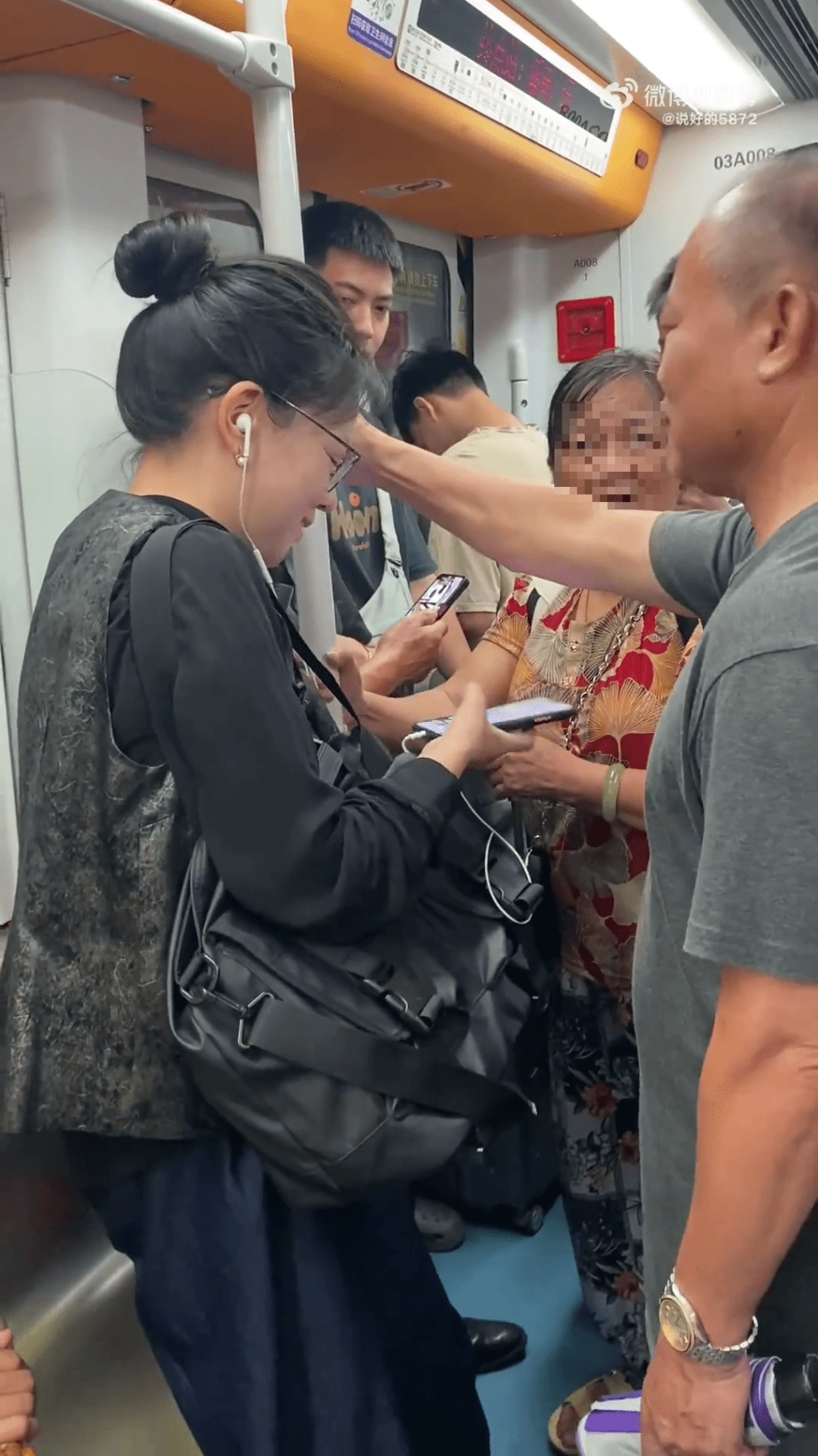 婆婆與大叔不停爭辯，女子站起來息事寧人。
