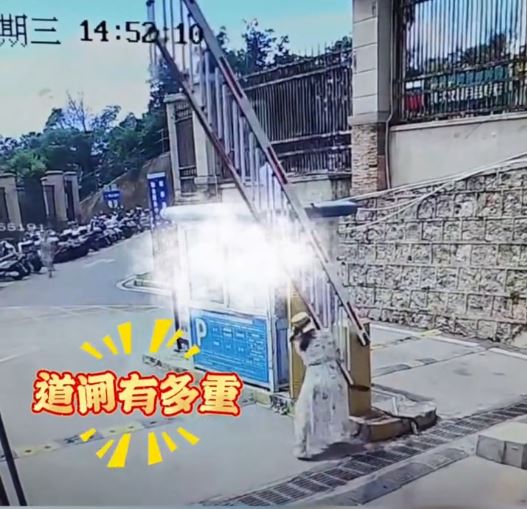 昆明有女子用肉體阻止停車場電閘下降，目的是為免付¥5停車費。抖音＠前方＋ 