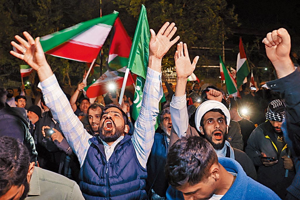 在伊朗襲擊以色列後，伊朗民眾聚集首都德黑蘭的英國大使館外慶祝。