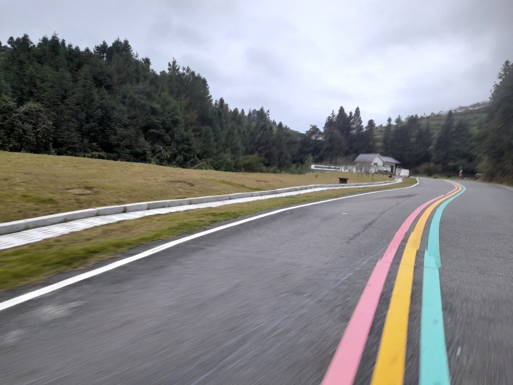 景區馬路有三色線分隔雙向行車。