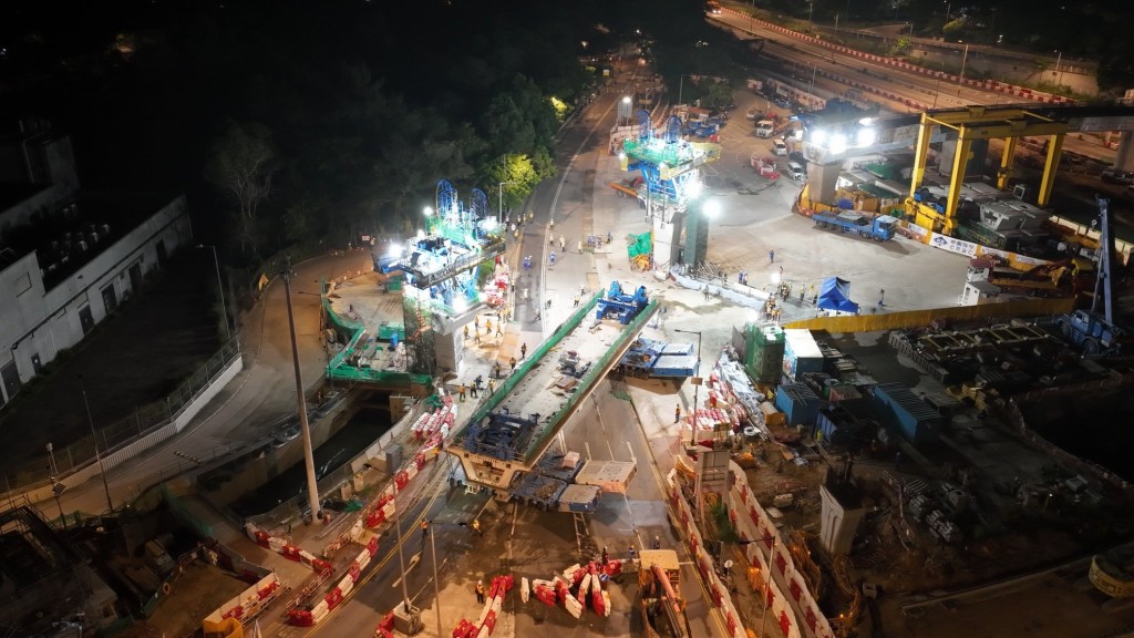北都|土拓署︰連接落馬洲路與粉嶺公路/新田公路第四節段全跨度橋樑吊裝完成 料第五節段6月完成
