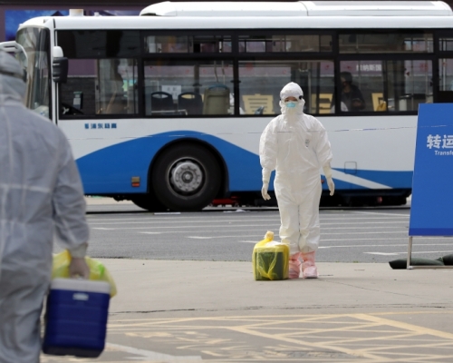 上海單日新增境外輸入病例19宗，成全國最多，當中有4名英美留學生是經香港轉機入境。(新華社)