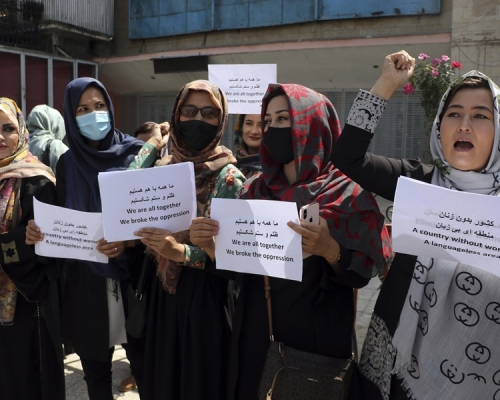 喀布爾再度有婦女上街示威爭取權益。AP 