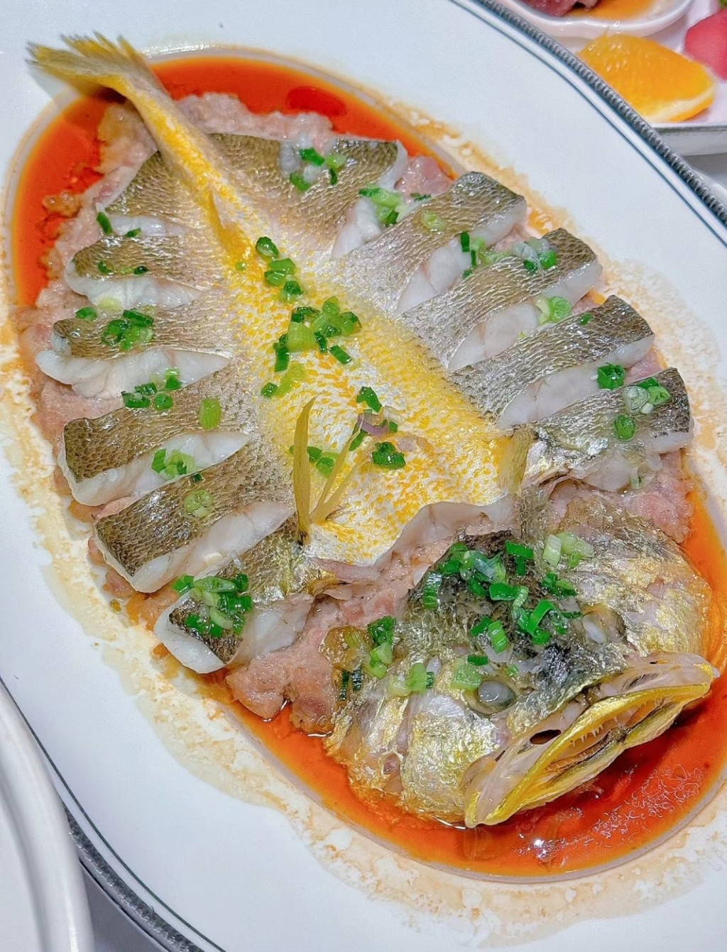 廣州打卡米芝蓮一星餐廳2024｜4. 炳勝公館 肉汁蒸大黃魚，用簡單方法烹調，鎮住魚的鮮味。（圖片來源：小紅書＠X5Z）