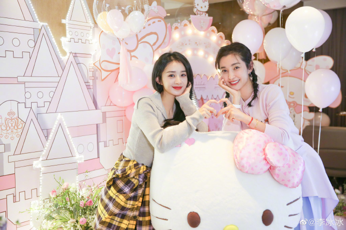 李冰冰生日与赵丽颖比心心。