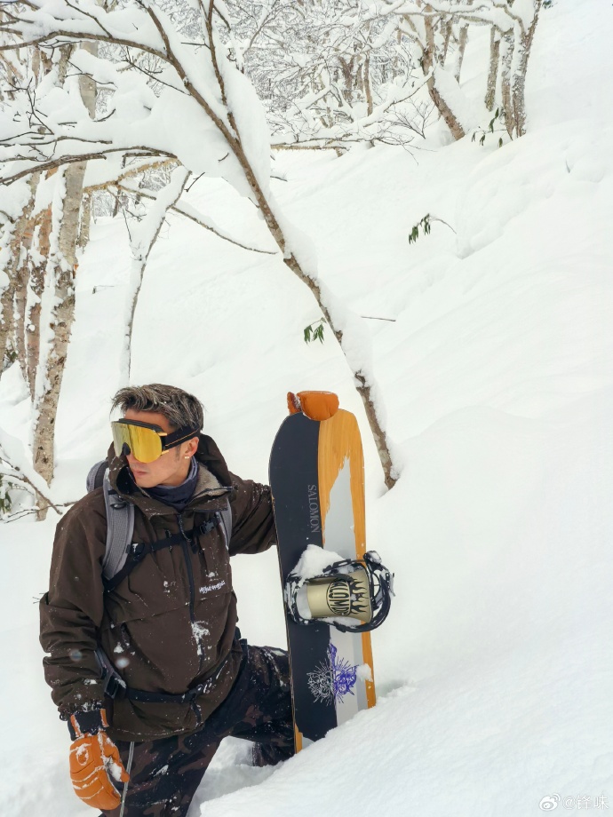 昨日（6日），謝霆鋒在微博上晒出與Lucas 在雪山上滑雪的照片。