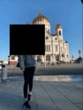 影片中，多名女性在不同場景中走「貓步」。