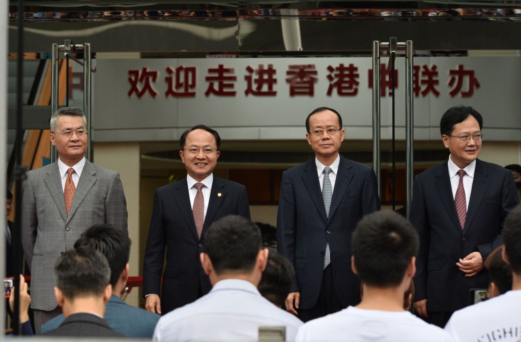 王志民(左二)。