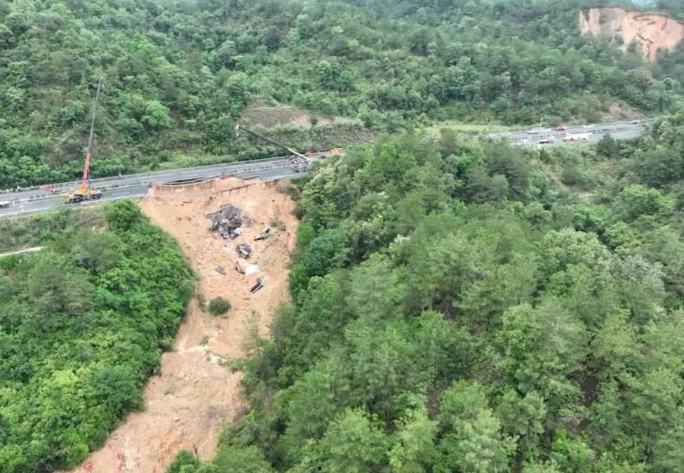 梅大高速公路塌方事故造成52人死亡。