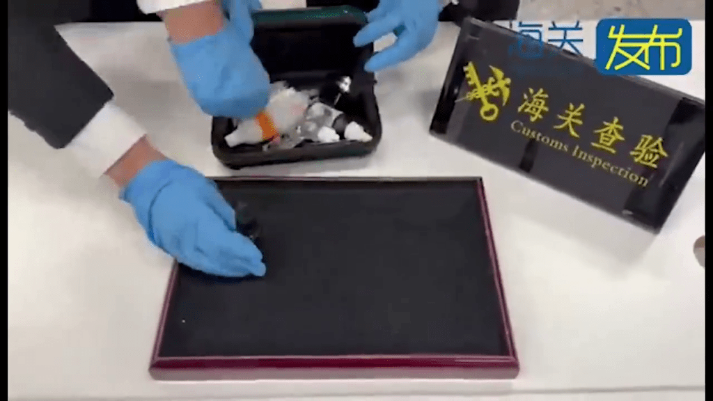 眼药水樽及化妆品樽藏冰毒，北上男西九龙站过关断正。