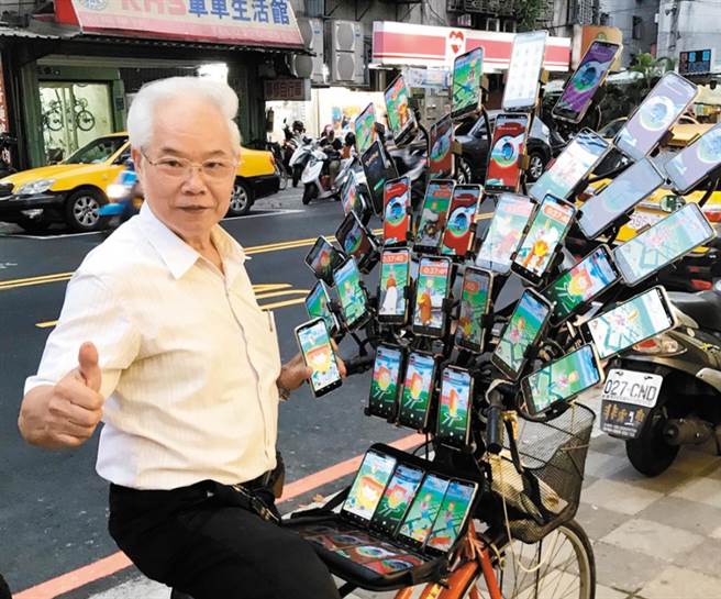 台灣伯伯陳清波為玩《Pokémon GO》而在車頭擺滿手機，方便自己到處「捉精靈」。(網上圖片)