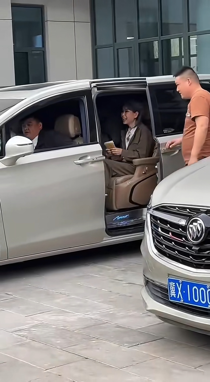 葉童成功上車離開。 葉童成功上車離開。