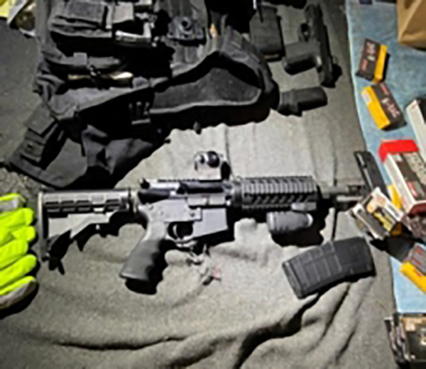 警方检获的大量武器，包括两支AR-15步枪。US Attorney SDNY FB
