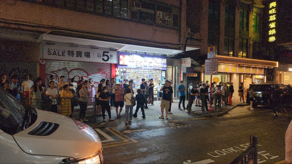 多名市民圍觀。黃文威攝 多名市民圍觀。黃文威攝