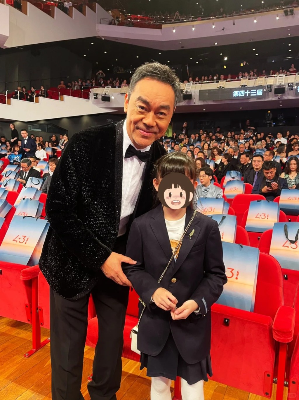 爾冬陞可愛的女兒成功俘虜劉青雲。 爾冬陞可愛的女兒成功俘虜劉青雲。