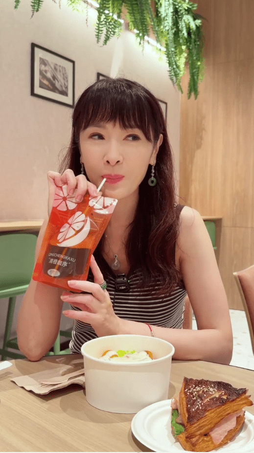 向海嵐在餐廳內飲用自己沖泡的咖啡。