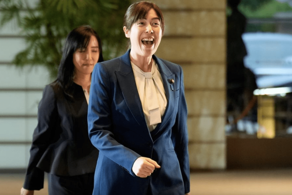 經濟安全保障大臣小野田紀美最受矚目,不僅是新內閣最年輕成員,亦兼任新設的「外國人共生擔當大臣」,被形容為日本女性參政邁入新階段的象徵。美聯社 經濟安全保障大臣小野田紀美最受矚目,不僅是新內閣最年輕成員,亦兼任新設的「外國人共生擔當大臣」,被形容為日本女性參政邁入新階段的象徵。美聯社