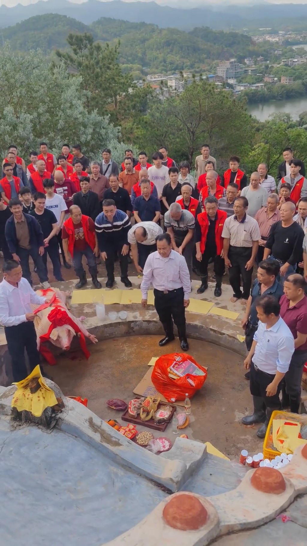 村民用无人机吊猪羊上山祭祖。抖音＠五华县佳音婚庆一站式策划