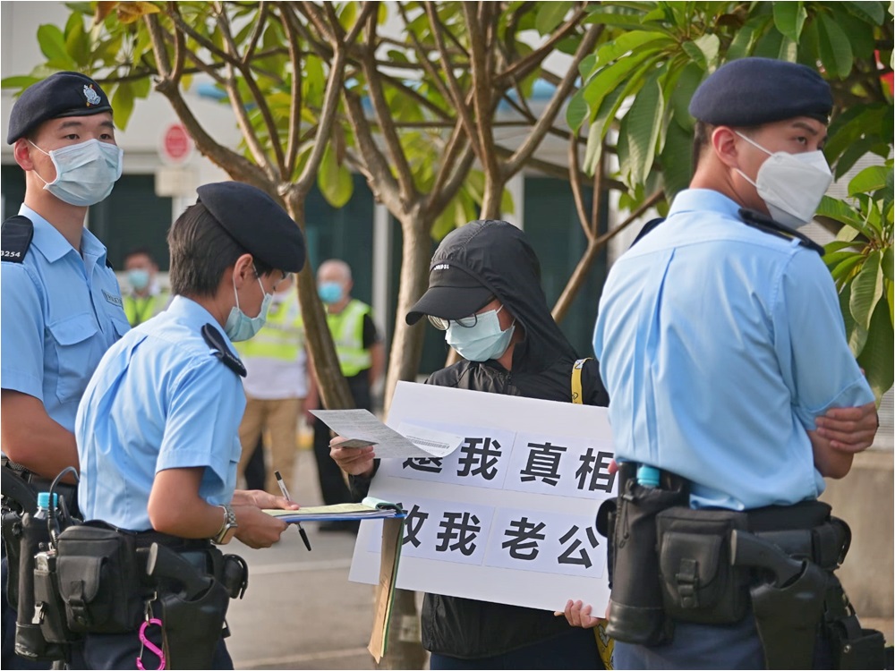 警方發出告票。李睿哲攝