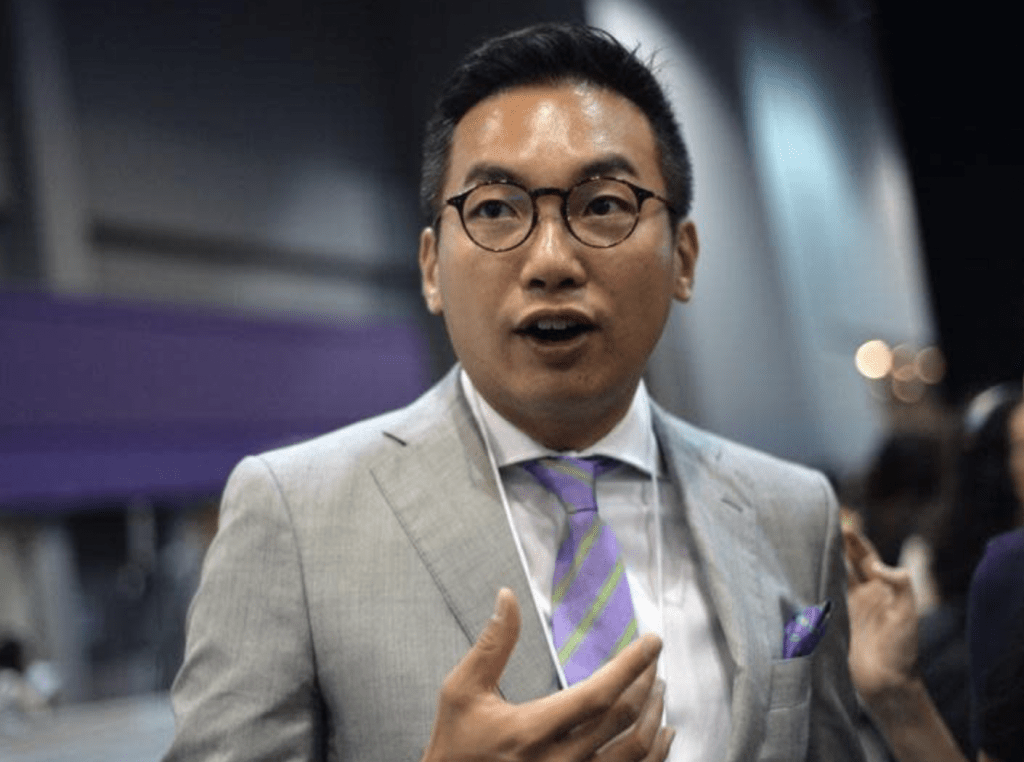 涉及民主派初選「串謀顛覆國家政權罪」被判囚的45人中，時任公民黨黨魁、立法會前議員楊岳橋已服畢刑期，據悉今日（28日）清晨，由七人車接載離開赤柱監獄。