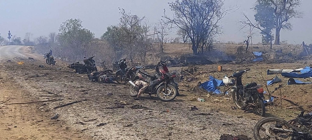 緬甸軍政府派戰機空襲反抗村鎮Pazigyi，現場一片狼藉，據報數十人死亡。 美聯社