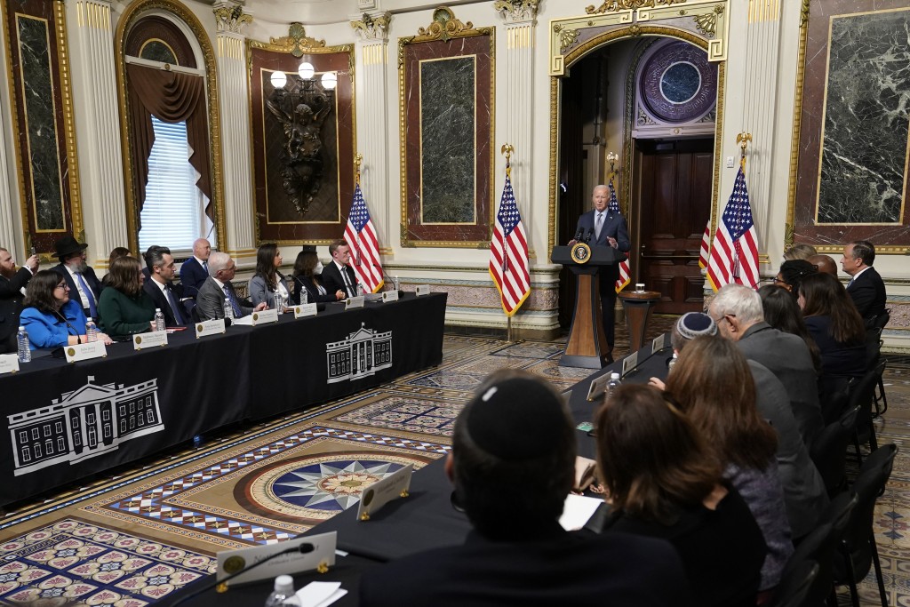 拜登在白宫与犹太人社区袖举行圆桌会议。美联社