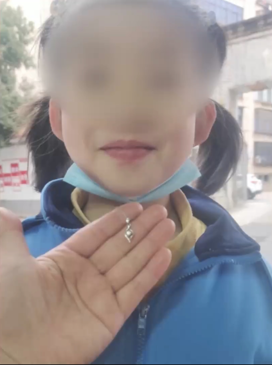 湖南8岁女童情人节收到价值2万多元的钻石项链。